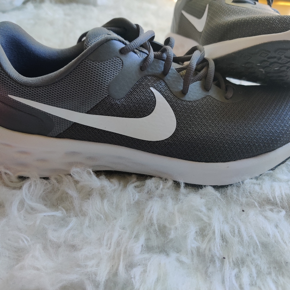 Nike Revolution 6 running shoes